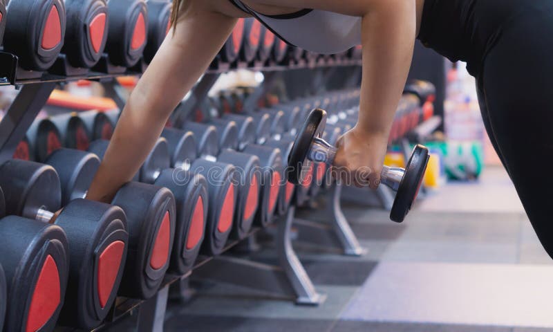 Jovens Esportistas Fazendo Esquadras De Sumo Com Kettlebell Na