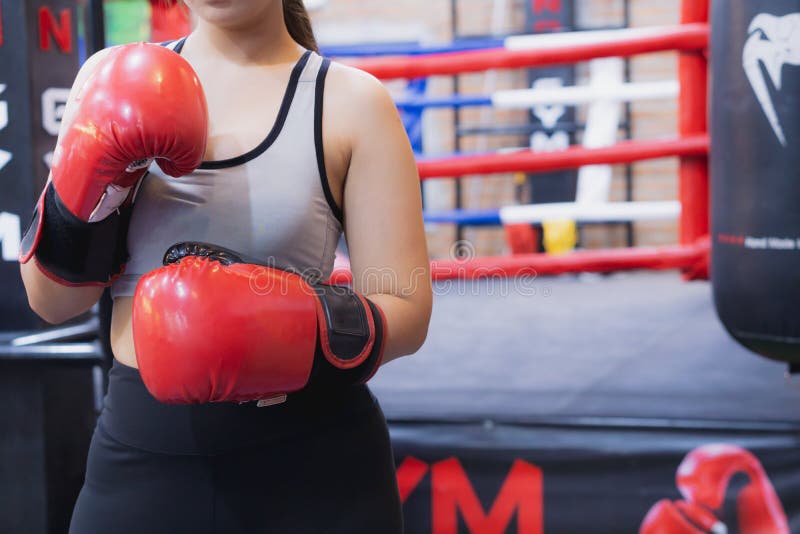 Jovens Esportistas Fazendo Esquadras De Sumo Com Kettlebell Na