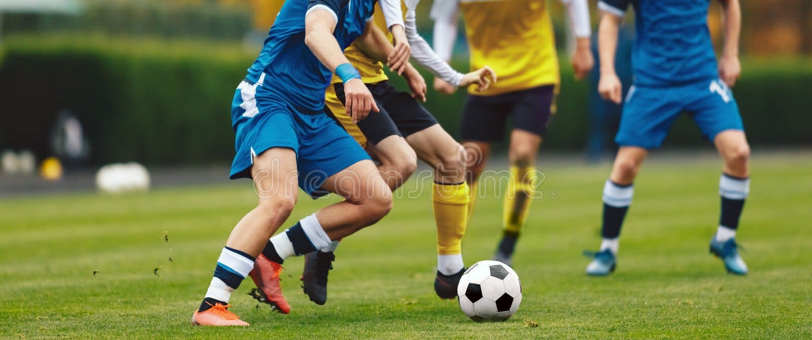 Grupo De Jogadores De Futebol Correndo E Dando Pontapés No Jogo Da Liga.  Jogadores De Futebol Adultos Competem No Futebol Foto de Stock - Imagem de  jogador, duelo: 217889788