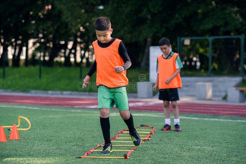 Um Jovem Jogador De Futebol Machucou Sua Perna Durante O Jogo E Bola No  Campo. Lesão Infantil No Conceito Desportivo. Cópia Foto de Stock - Imagem  de joelho, futebolista: 176890416