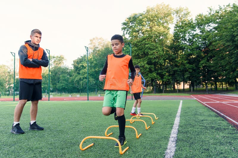 Um Jovem Jogador De Futebol Machucou Sua Perna Durante O Jogo E Bola No  Campo. Lesão Infantil No Conceito Desportivo. Cópia Foto de Stock - Imagem  de joelho, futebolista: 176890416