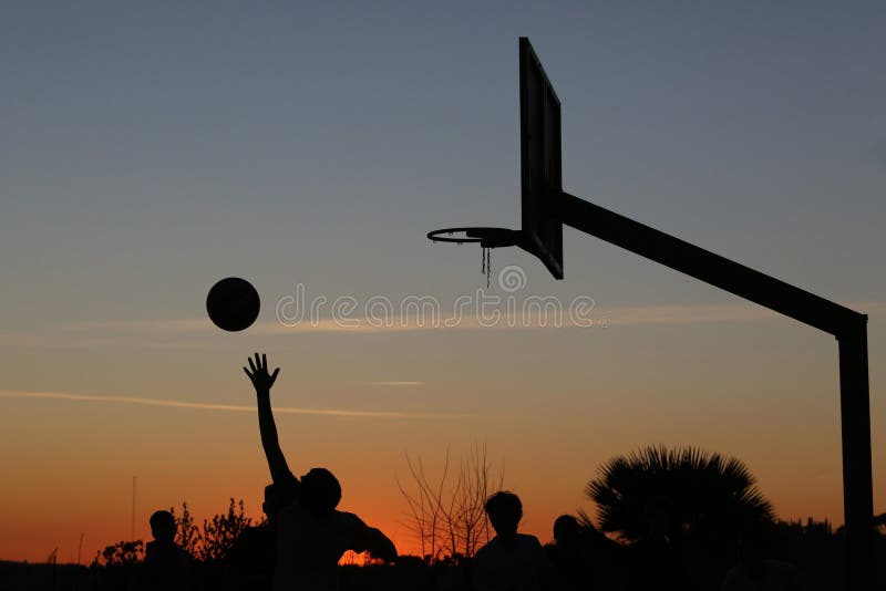 Jovem e mulher jogando basquete na quadra — Duas pessoas