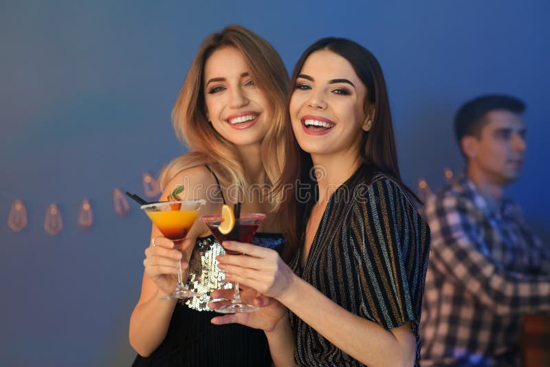 Jovens mulheres bonitas com cocktail de martini fotos de stock royalty free Jovens mulheres bonitas com cocktail de martini fotos de stock royalty free