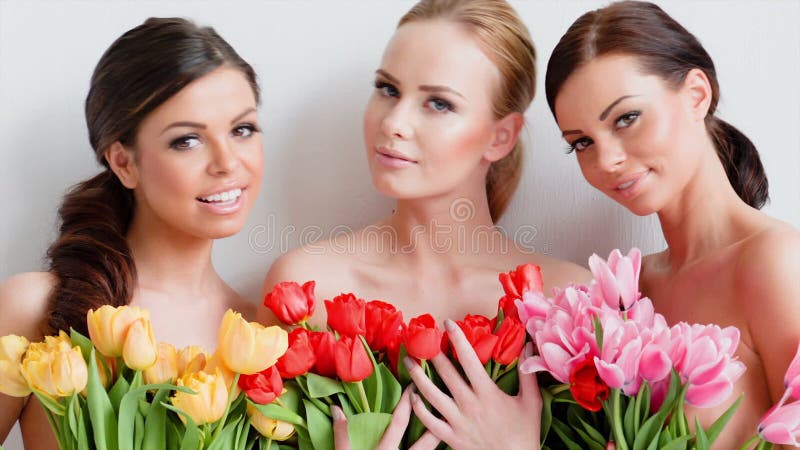 Jovens mulheres bonitas com tulipas