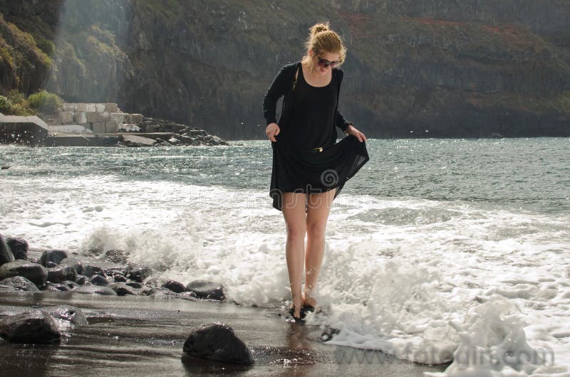 Jovens mulheres e ondas imagem de stock Jovens mulheres e ondas imagem de stock