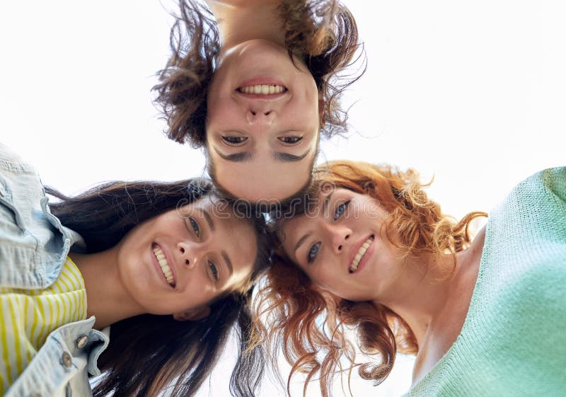 Jovens mulheres ou adolescentes felizes no círculo foto de stock royalty free Jovens mulheres ou adolescentes felizes no círculo foto de stock royalty free