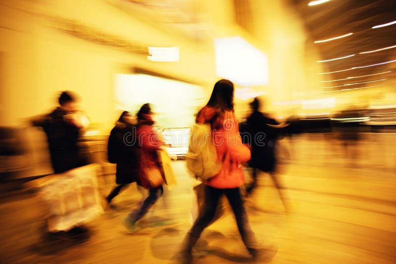 Jovens mulheres que andam após janelas de exposição foto de stock Jovens mulheres que andam após janelas de exposição foto de stock