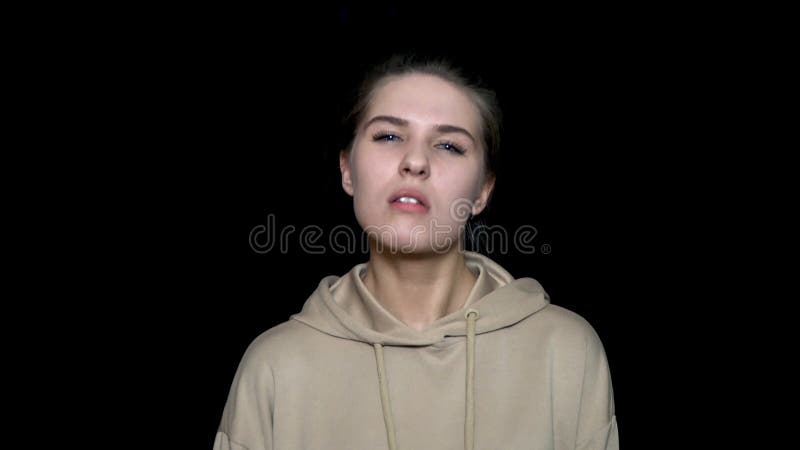 Jovens mulheres que fazem a cara engraçada, amolando mostrando sua língua, isolada no fundo preto Mulher bonita louca foto de stock Jovens mulheres que fazem a cara engraçada, amolando mostrando sua língua, isolada no fundo preto Mulher bonita louca foto de stock