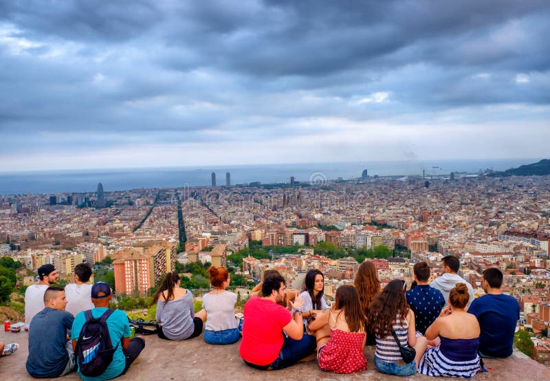 Jovens nos Bunkers del Carmel, Barcelona, Espanha fotos de stock