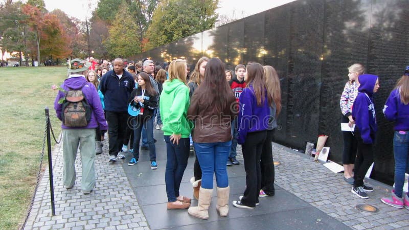 Jovens no memorial de guerra do vietname