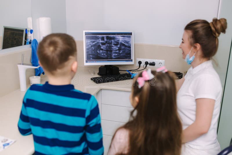 Menina olha como o menino joga o jogo online. dois meninos jogam