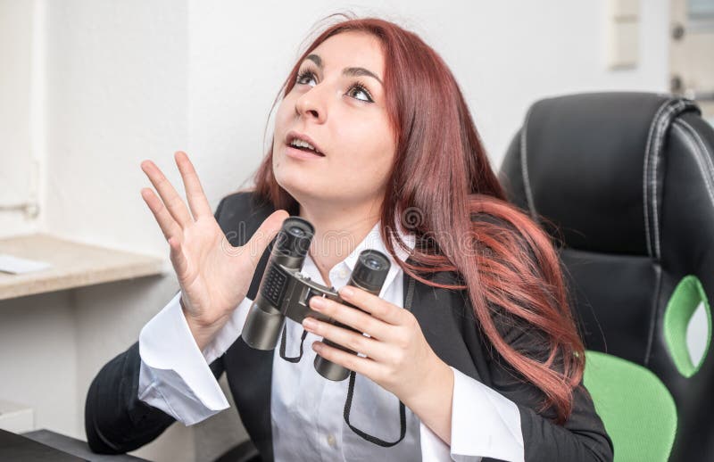 Jovens, proffessionals do negócio que loocking para um trabalho imagens de stock royalty free Jovens, proffessionals do negócio que loocking para um trabalho imagens de stock royalty free