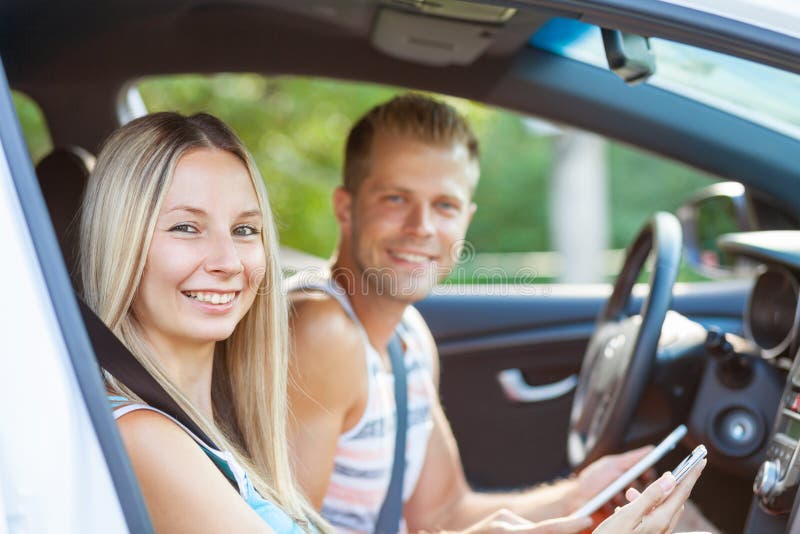 Jovens que apreciam um roadtrip no carro fotografia de stock royalty free Jovens que apreciam um roadtrip no carro fotografia de stock royalty free
