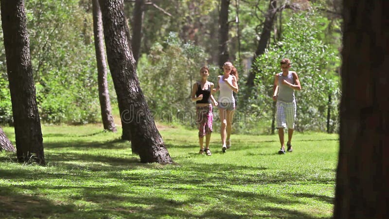 Jovens que fazem a corrida do esporte