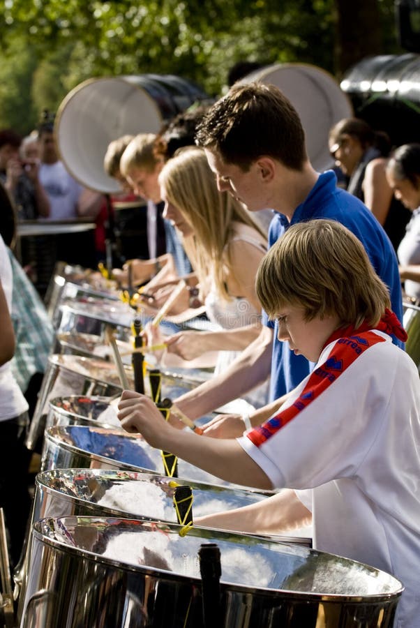 Jovens a tocar tambores de aço fotografia de stock