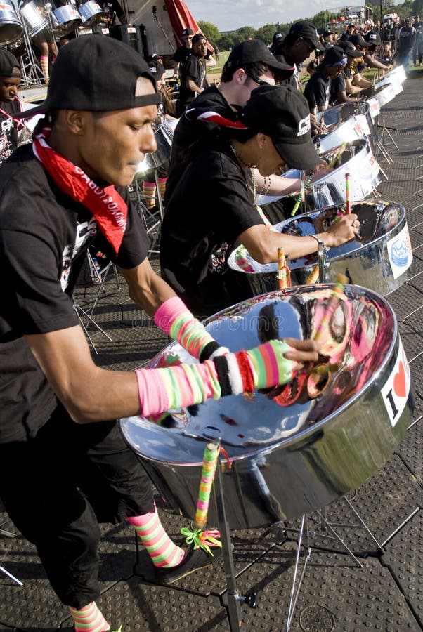 Jovens a tocar tambores de aço foto de stock royalty free
