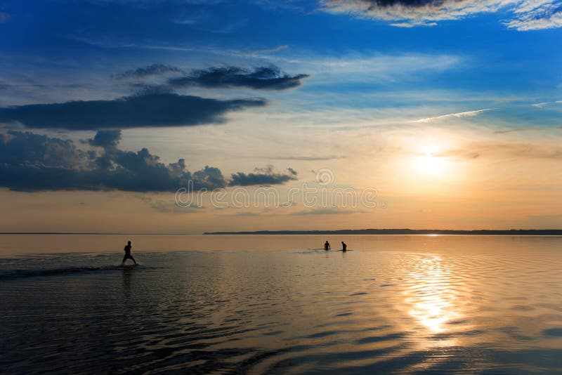 Jovens a nadar no rio fotos de stock royalty free