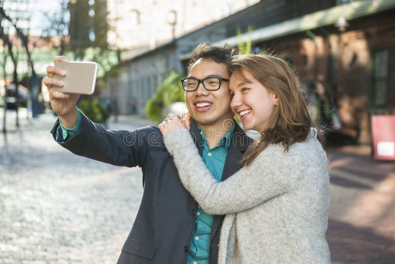 Jovens que tomam o selfie imagens de stock Jovens que tomam o selfie imagens de stock