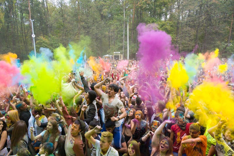 Jovens que têm o divertimento imagens de stock Jovens que têm o divertimento imagens de stock