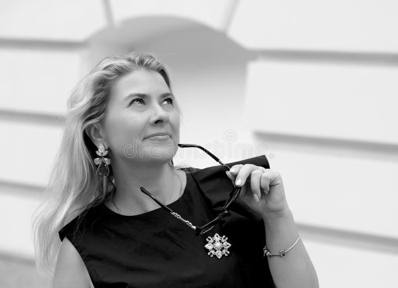 Joyas femeninas. concepto de accesorios. retrato en blanco y negro imagen de archivo