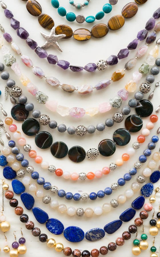 Joyería, Collares, Pulseras Y Pendientes Hechos Mano Foto de archivo - Imagen de cultura: 78244414