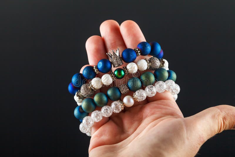 Joyería hermosa hecha de piedras naturales y de accesorios exquisitos en la mano de una mujer foto de archivo libre de regalías Joyería hermosa hecha de piedras naturales y de accesorios exquisitos en la mano de una mujer foto de archivo libre de regalías
