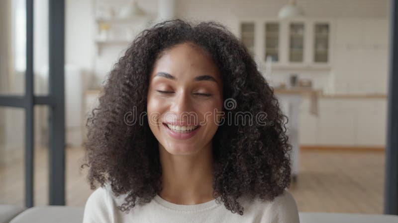 Joyeuse afro-américaine parlant avec un appareil photo tenant un enregistrement de téléphone vidéo banque de vidéos