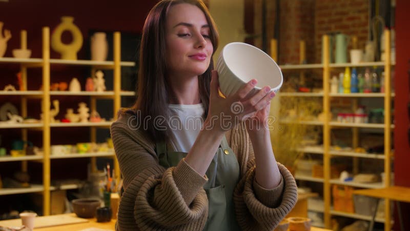 Joyeuse caucasienne artiste femme potier femme propriétaire petite entreprise vendeuse décoratrice sculpteur modèle argile crock clips vidéos