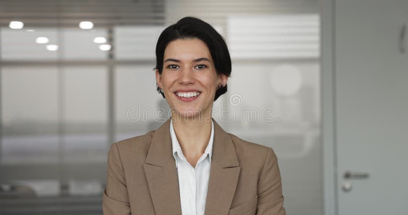 Joyeuse femme d'affaires caucasienne posant pour caméra dans un bureau moderne banque de vidéos