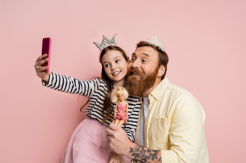 Joyeuse fille de préadolescente prenant selfie avec photo libre de droits