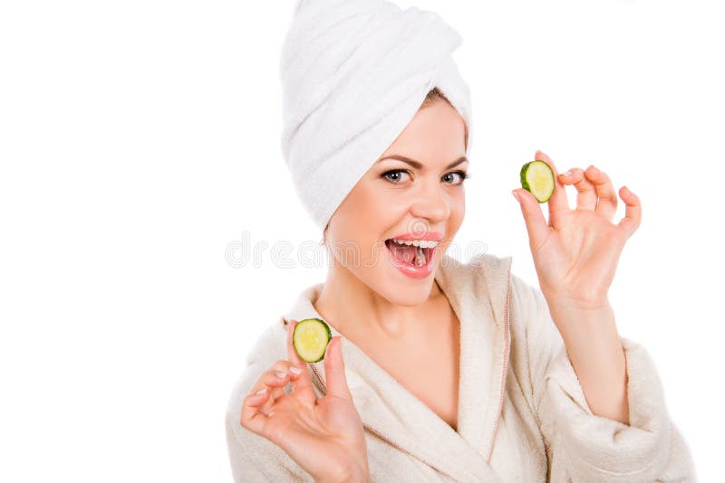 Joyeuse fille souriante avec des tranches de concombre dans les mains photos libres de droits