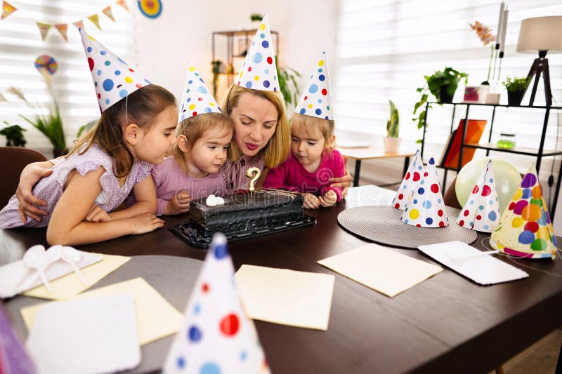 Joyeuse fête d'anniversaire avec des enfants en chapeaux colorés image libre de droits
