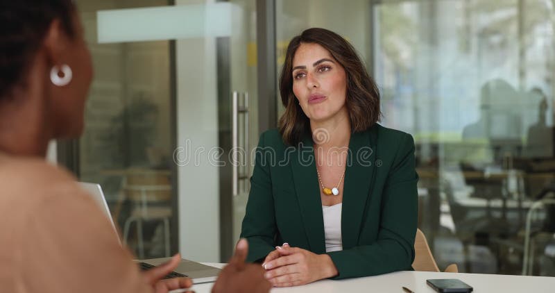 Joyeuse jeune femme hispanique responsable RH interviewant une candidate africaine à l'emploi banque de vidéos