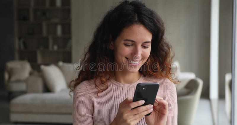 Joyeuse jeune hispanique rêveuse utilisant des applications de logiciels mobiles. clips vidéos