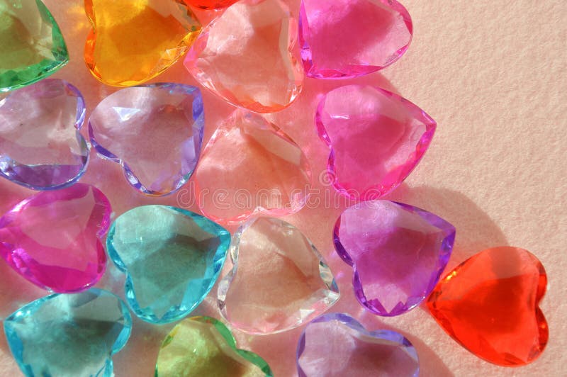 Joyeuse journée des valentines. cadre pour la conception d'un séjour romantique. amour. coeurs de pierre design et coloré. coeurs en pierre élégants et transparents.