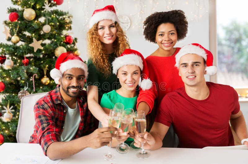 Joyeuse équipe célébrant noël à la fête de bureau photos stock