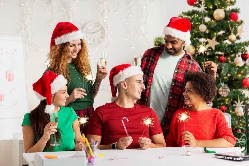 Joyeuse équipe célébrant noël à la fête de bureau photos libres de droits