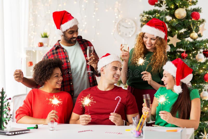 Joyeuse équipe faisant la fête de noël au bureau photographie stock libre de droits