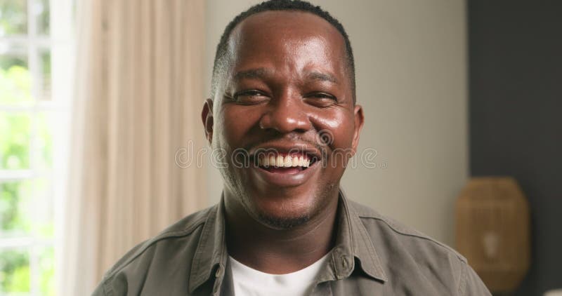 Joyeux Africain-Américain souriant à la maison : Un portrait de la paternité familiale du bonheur et du contentement banque de vidéos