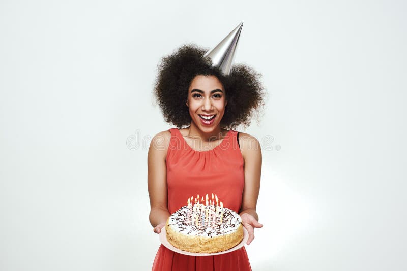 Joyeux Anniversaire A Moi Les Femmes Afro Americaines Mignonnes Avec Les Cheveux Boucles Dans Le Chapeau De Partie Tient Le Gat Image Stock Image Du Sourire Bougies Joyeux Anniversaire A Moi Les Femmes Afro Americaines Mignonnes Avec Les Cheveux Boucles Dans Le Chapeau De Partie Tient Le Gat Image Stock Image Du Sourire Bougies