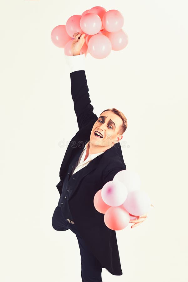 Joyeux Anniversaire A Quelqu Un Qui Est Pour Toujours Jeune Homme De Pantomime Avec Des Ballons De Partie Homme Avec Le Maquillag Photo Stock Image Du Anniversaire Excessif