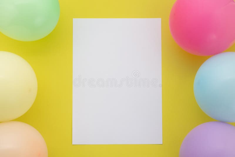 fond de joyeux anniversaire, décoration de fête à plat avec carte  d'invitation flyer sur fond gris pastel 4878454 Photo de stock chez Vecteezy