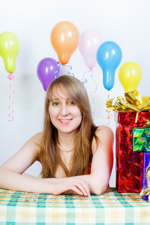 Joyeux Anniversaire Jeune Fille Attirante Avec Des Cadeaux Image Stock Image Du Emotion Mignon Joyeux Anniversaire Jeune Fille Attirante Avec Des Cadeaux Image Stock Image Du Emotion Mignon