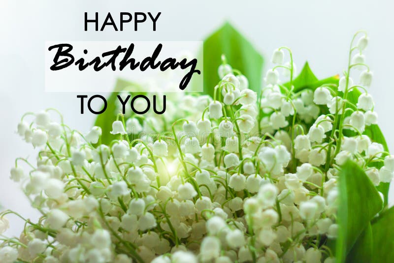 Message De Carte De Joyeux Anniversaire Signer Le Tableau Noir Avec Des Fleurs De Tulipe Sur La Configuration Plane Du Fond Blanc Image Stock Image Du Fond Lettre