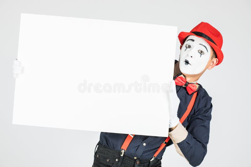 Le Joyeux Artiste Mim Tient Un Tableau Noir Sur Fond Blanc Image Stock Image Du Papier Acteur Le Joyeux Artiste Mim Tient Un Tableau Noir Sur Fond Blanc Image Stock Image Du Papier Acteur
