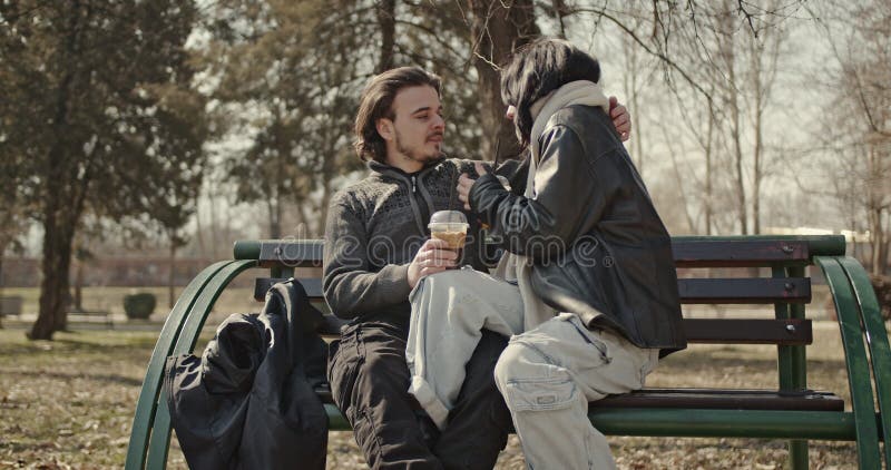 Joyeux couple amoureux Profitez d'une journée ensoleillée d'hiver dans le parc clips vidéos