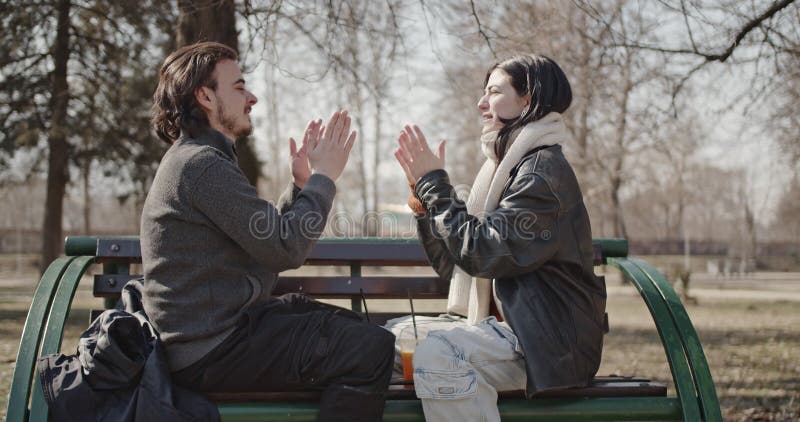 Joyeux couple amoureux Profitez d'une journée ensoleillée d'hiver dans le parc banque de vidéos