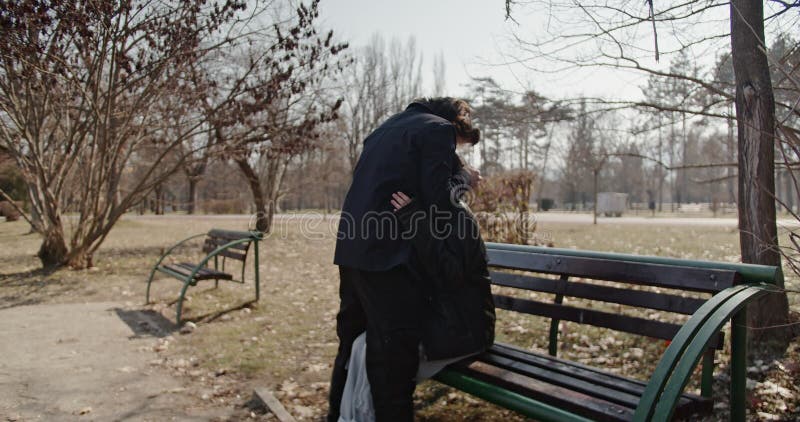 Joyeux couple amoureux Profitez d'une journée ensoleillée d'hiver dans le parc clips vidéos