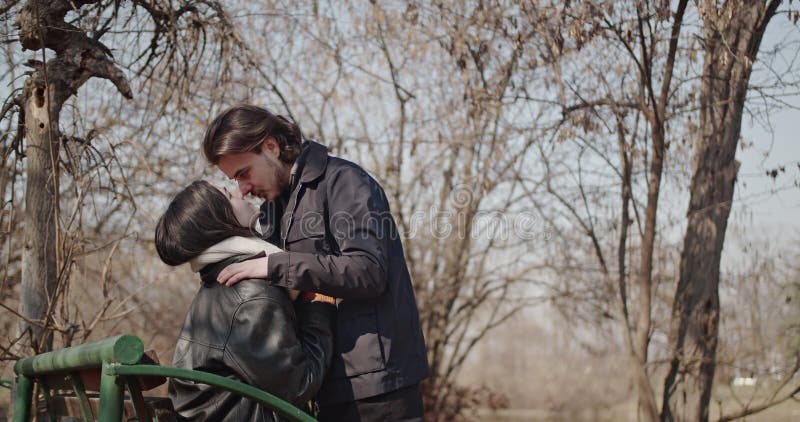 Joyeux couple amoureux Profitez d'une journée ensoleillée d'hiver dans le parc clips vidéos