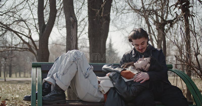 Joyeux couple amoureux Profitez d'une journée ensoleillée d'hiver dans le parc banque de vidéos
